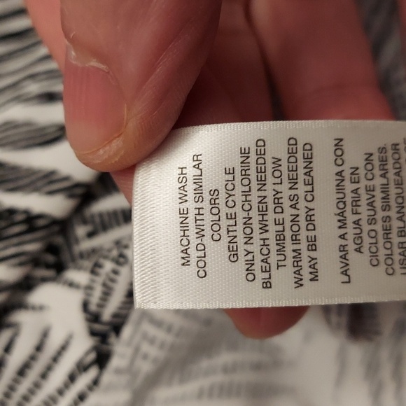 WHITE HOUSE BLACK MARKET Black And White Patterned Sleeveless Top - Picture 10 of 10